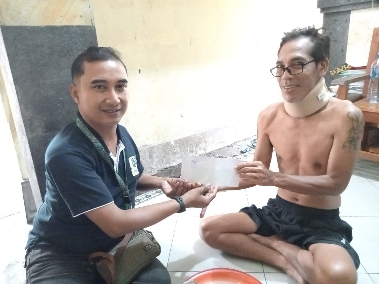 Menjenguk anggota habis operasi